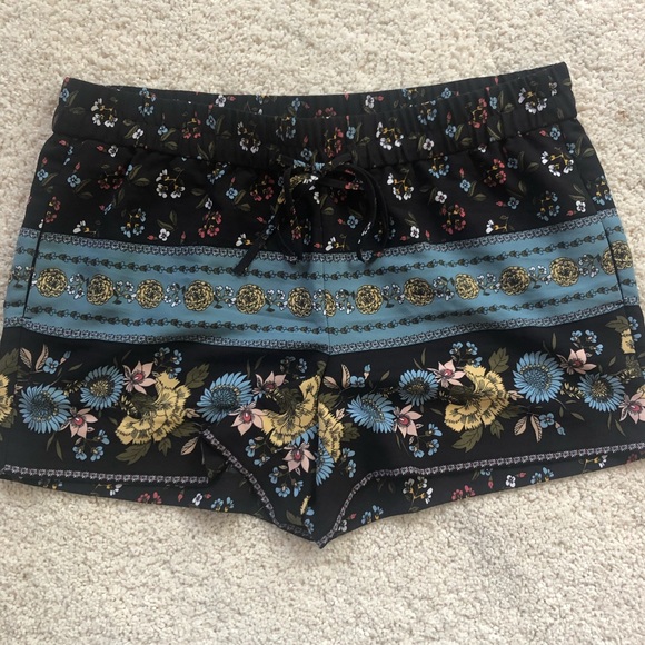 LOFT DRAWSTRING FLOWER SHORTS NWOT - Picture 4 of 7